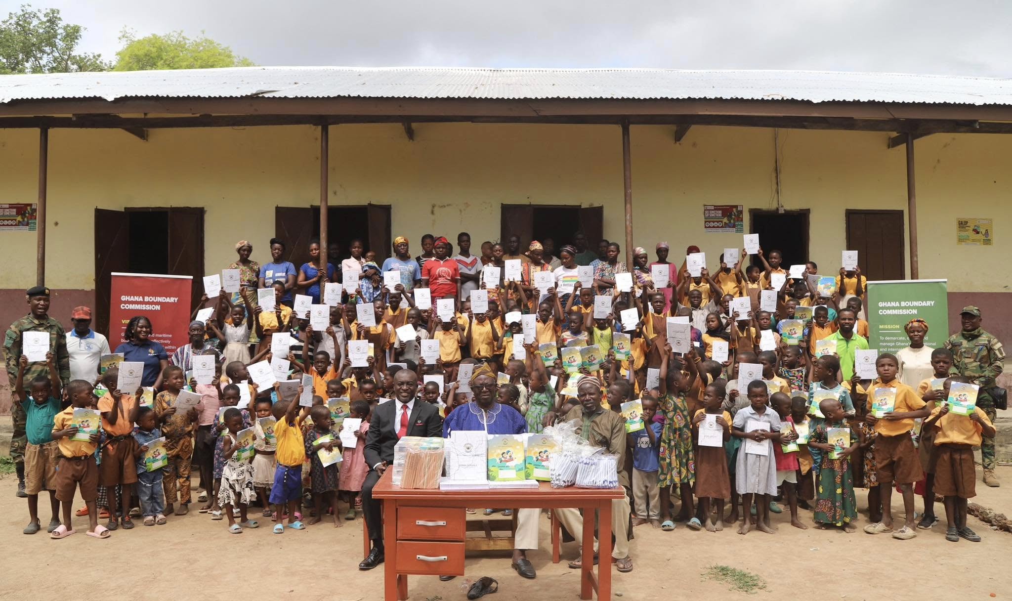 grp pic with chache da primary school