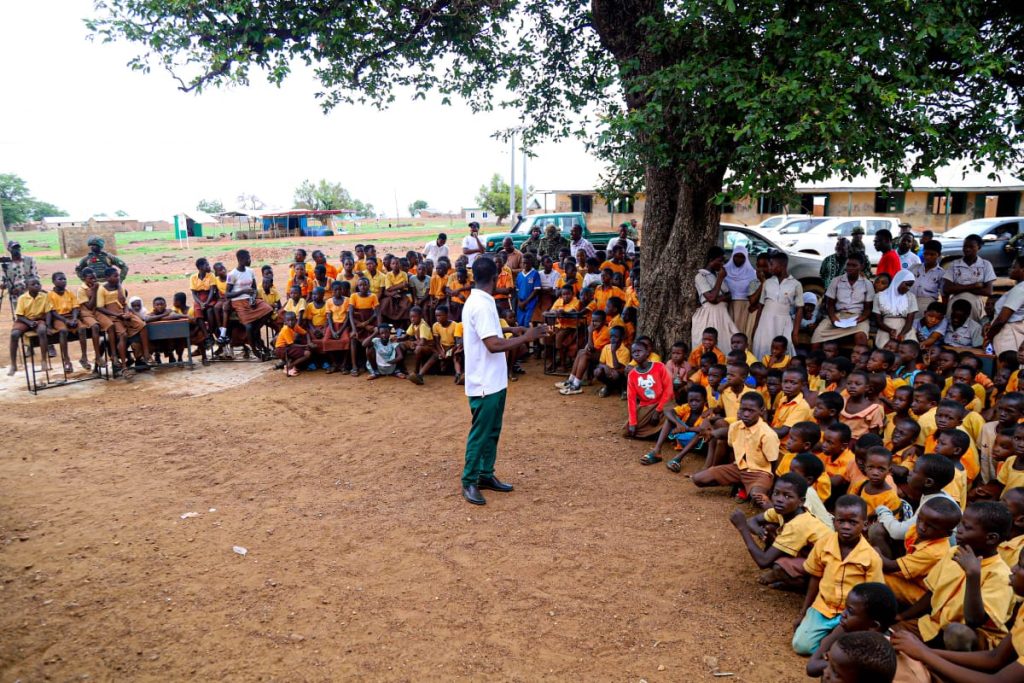 sapelliga school crowd 26